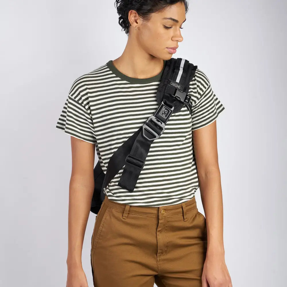 Mini Metro Messenger Bag Small Scale Iconic 20.5L Ready for Your Day